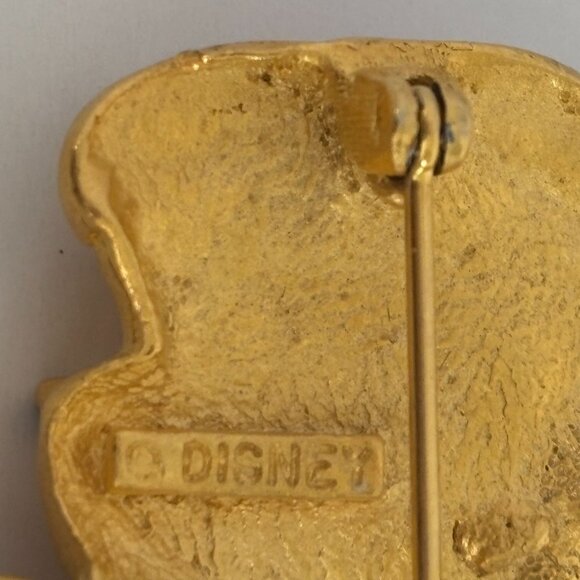 Disney Christmas Winnie the Pooh Bear Enamel Gold Tone Pin Brooch Holidays 2inch - Picture 2 of 7